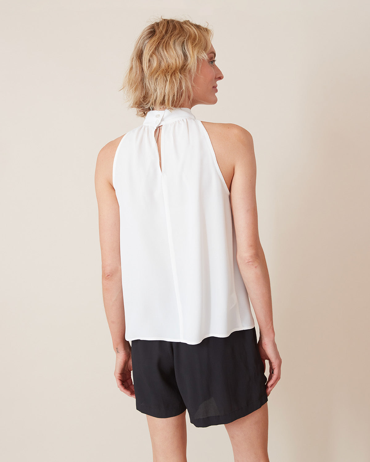 "#color_white|Elyse is 5'9", wearing a size XS