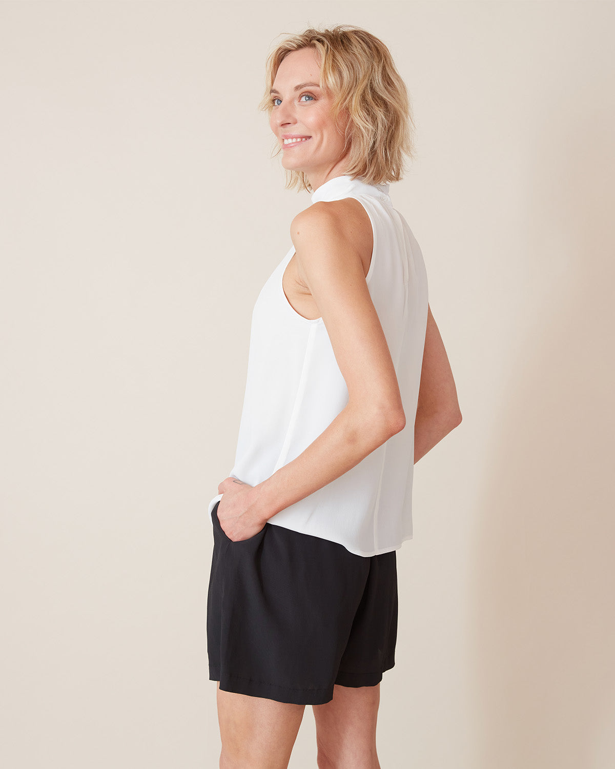 "#color_white|Elyse is 5'9", wearing a size XS
