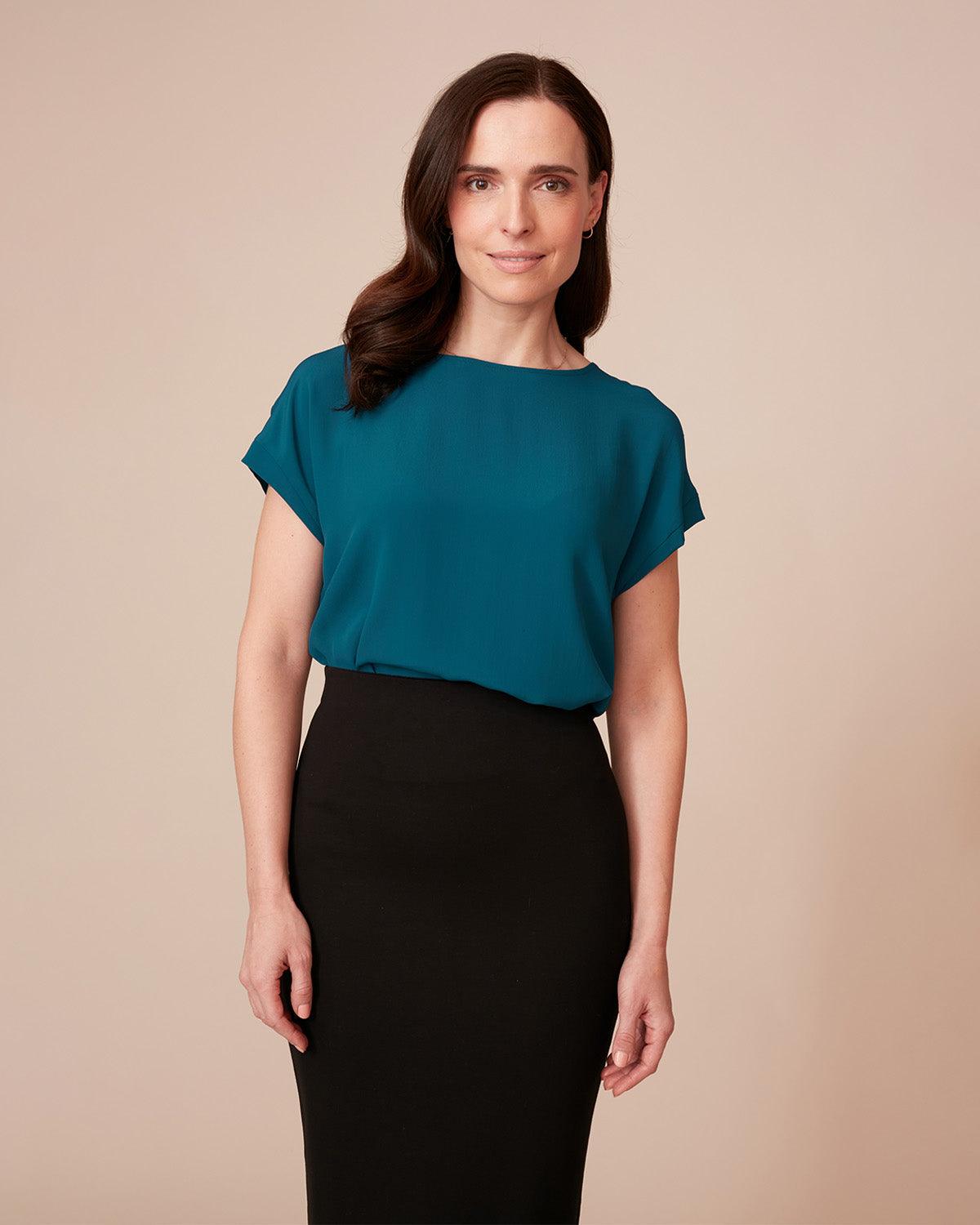 "#color_TOPAZ|Daphne is 5'9", wearing a size S